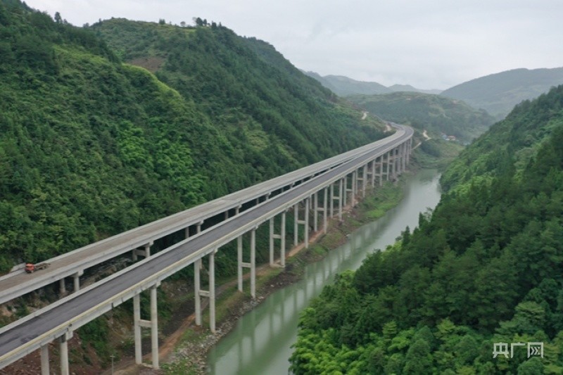 贵州铜仁:沿印松高速公路进入倒排工期