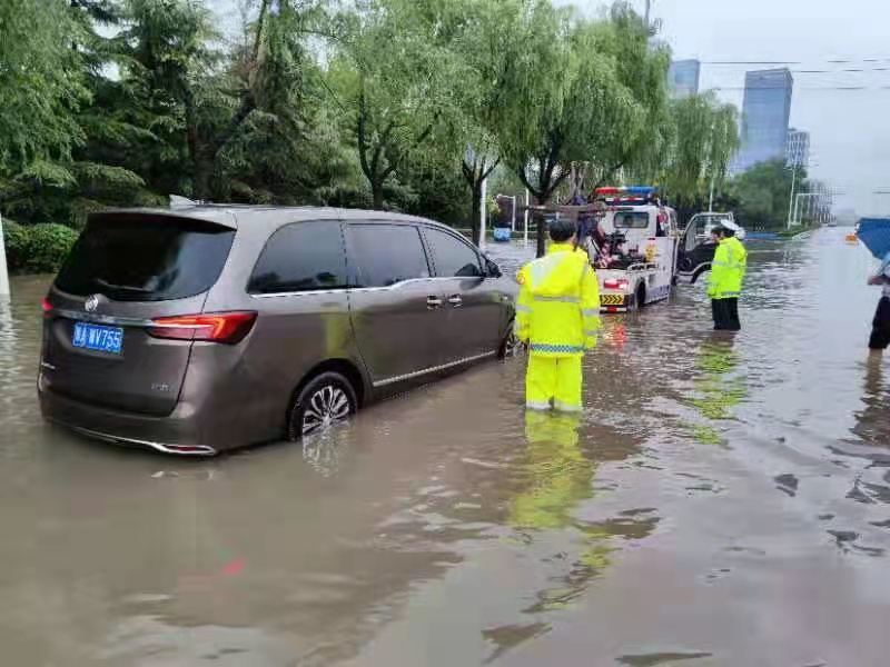 郑州交警加强暴雨恶劣天气道路保通