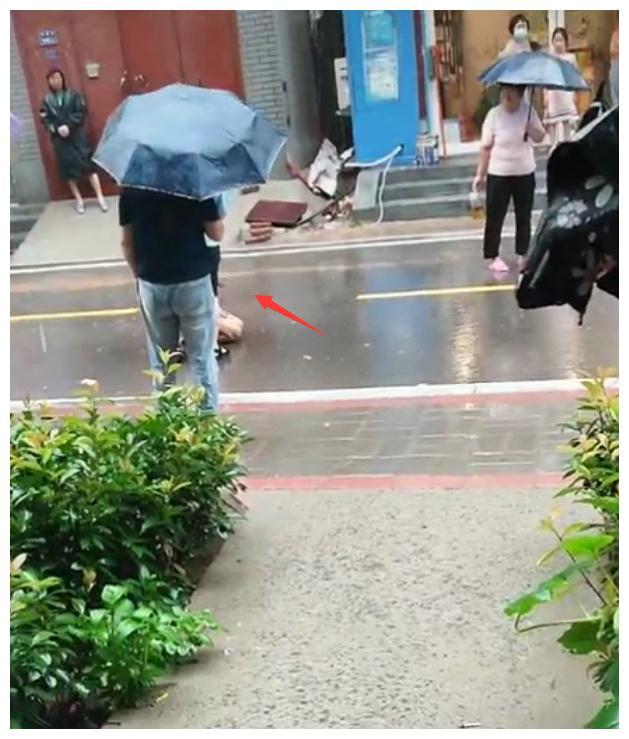 郑州女子雨中跪地痛哭被二婚男人卷走20万不要她了