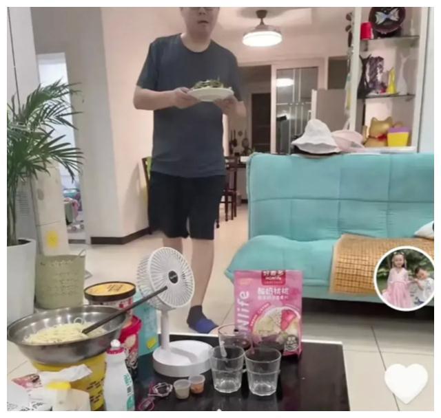 郭威负责做饭姚爸厨艺也很好奇奇悦悦气质非常好姥姥有功劳