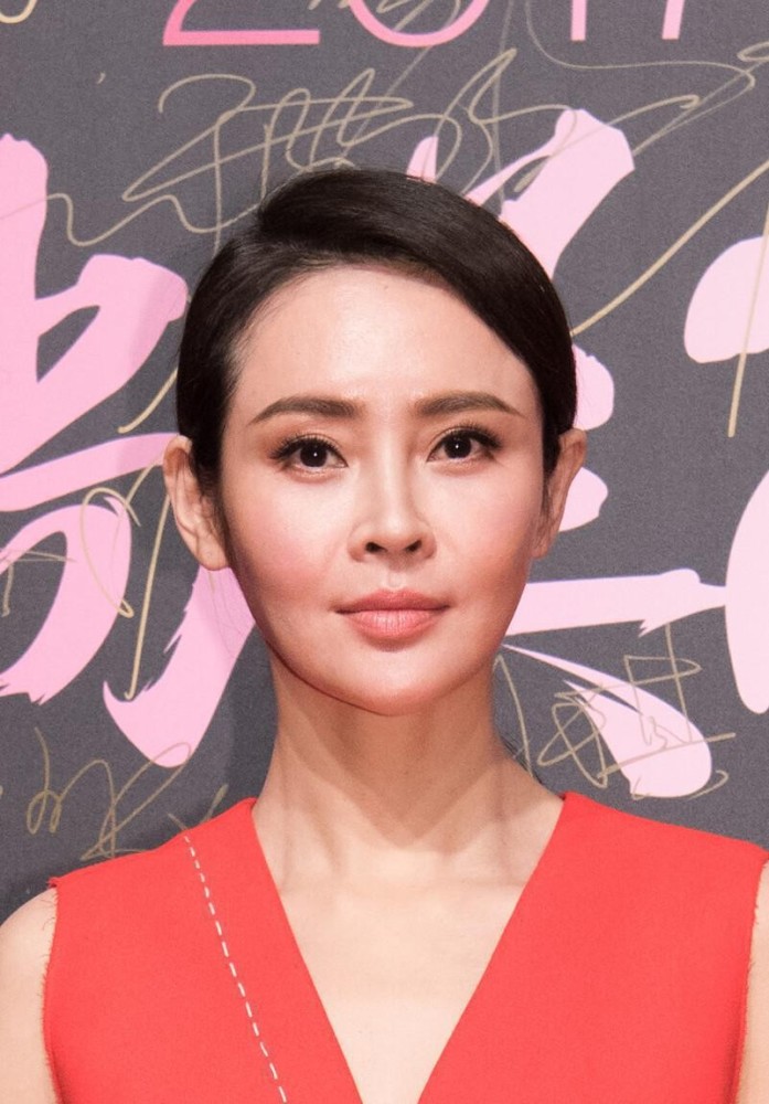于明加真是挺有实力的,淡妆穿红装也不老,虚线背心就挺潮的