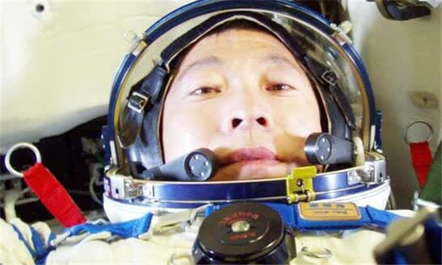 杨利伟:中国航天第一人,神舟五号飞天突发意外,濒死26