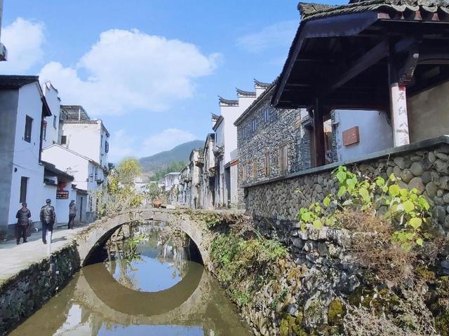 浙江非常少见的徽派建筑群,里面住着500多户人家,就在