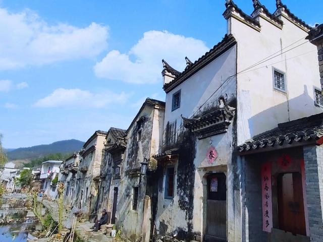 浙江非常少见的徽派建筑群,里面住着500多户人家,就在