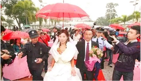 而刘如蓉和他结婚是因为看到那张照片后非常感动,吴家芳对妻子的感情