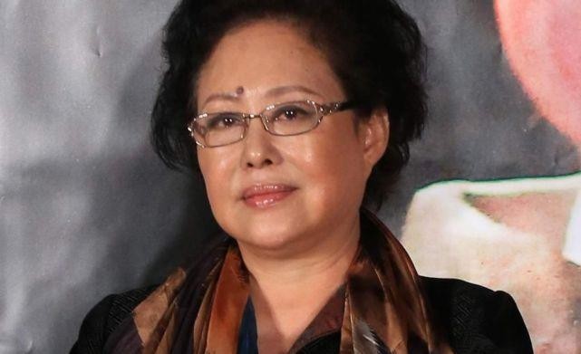 71岁斯琴高娃前夫多奇葩母子不和多年入瑞士国籍引争议