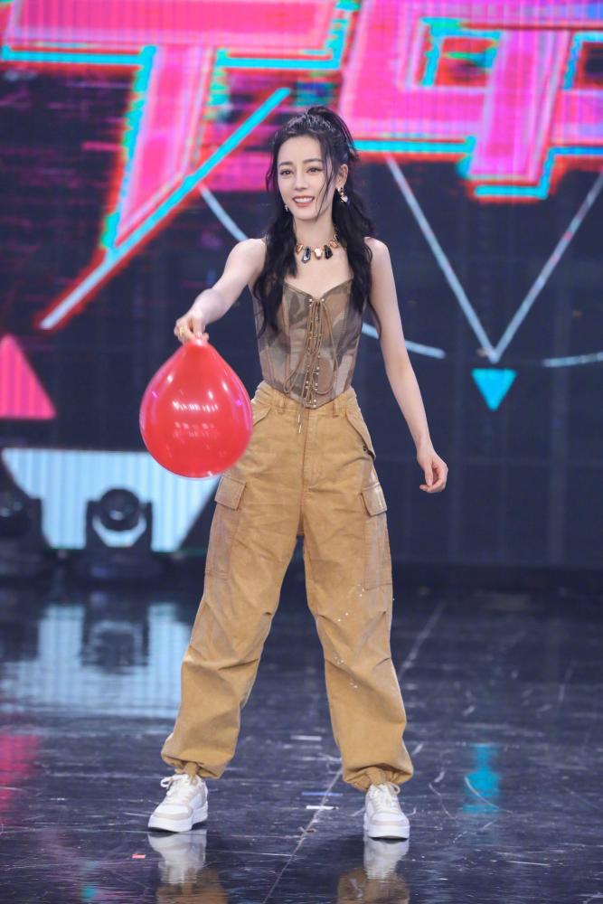 迪丽热巴西装夹克好酷西装短裤双腿像比胳膊还细好怕断