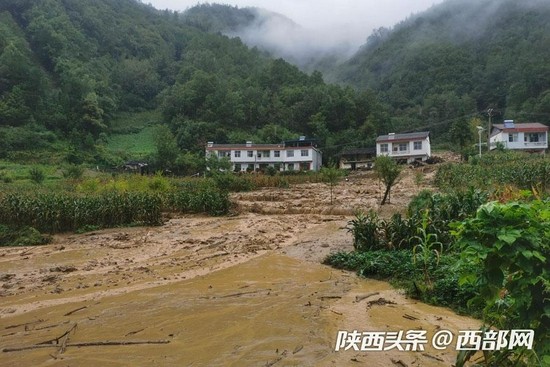 陕西镇坪县强降雨导致一村组发生泥石流险情,23户79人全部安全撤离.