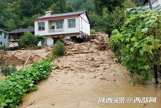 陕西镇坪强降雨致一村组发生泥石流险情 23户79人安全撤离