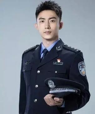 反正在小编心目中,一旦看到穿着制服的警察,瞬间就爱了,真的很帅了.