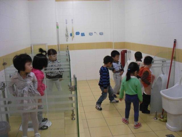孩子为啥不在幼儿园大便?家长了解原因后,不忍心责怪老师和宝宝