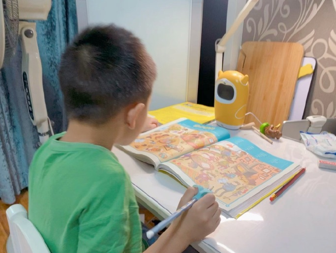 开学的日子要到了,有一种敷衍叫"赶作业",字迹潦草认不出来