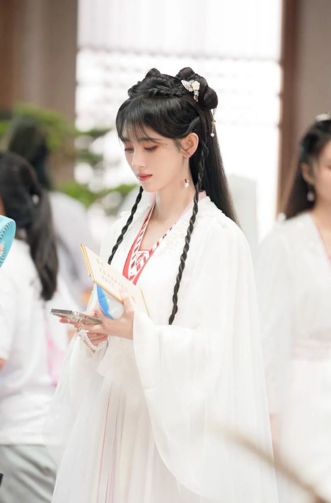 鞠婧祎《花戎》路透,眉毛被吐槽像"蜡笔小新",腮红打得太浓