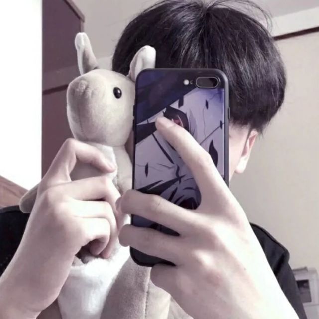 超好看的男生头像:不放弃,或许不是因为爱,而是不甘心.