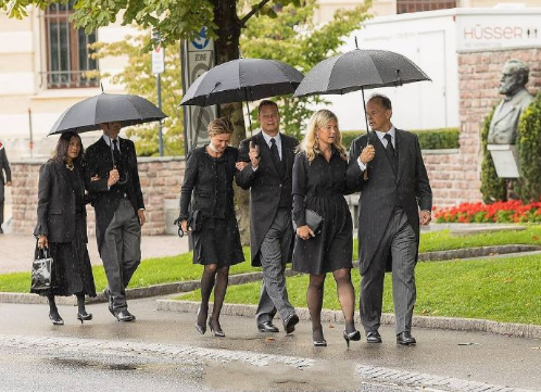 列支敦士登二王妃出席婆婆葬礼全黑穿搭挽着小11岁王子不显老