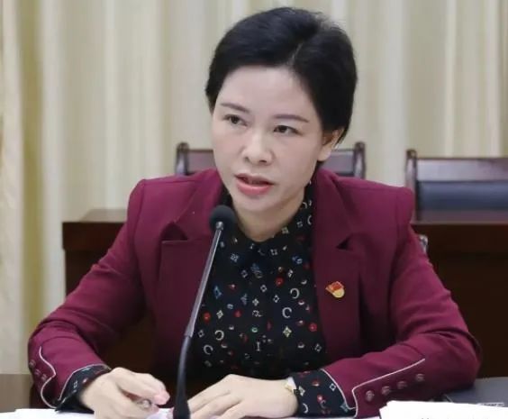她,官迷心窍|广电局|人力资源和社会保障局|广西|贵港|廖向杰|书记
