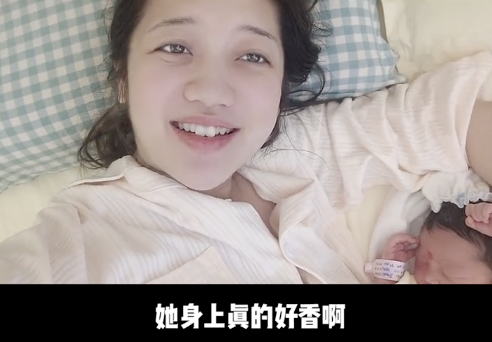 《快乐星球》冰柠檬首晒女儿正脸,小公主发量多,小