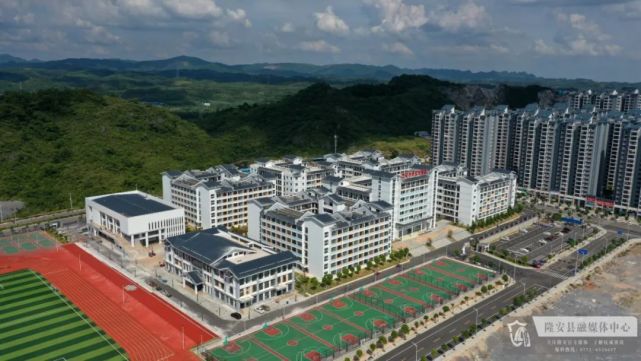 据了解,隆安中学震东校区是易地扶贫搬迁震东集中安置区配套设施之一