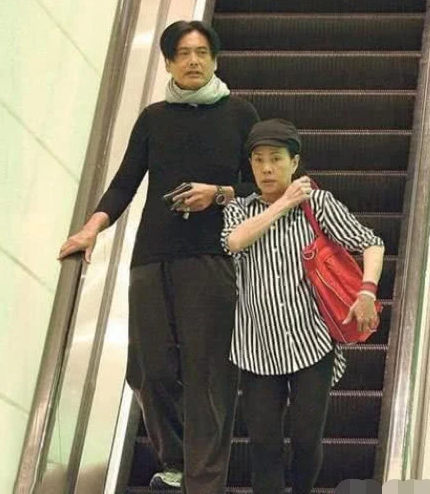 原来她是新加坡富商陈首林的千金 两人结婚之后陈荟莲利用自己的资源