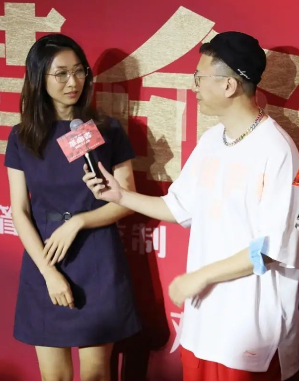 王骏迪在《扫黑风暴》里很霸气,私服却挺文艺,不愧是