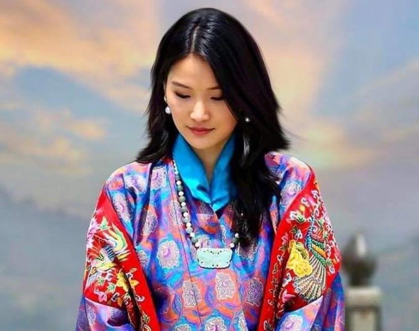 不丹王后霸气现身代替国王坐在c位身穿金色礼服似龙袍
