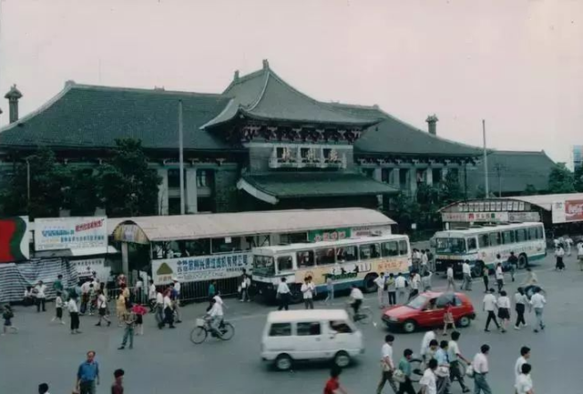 杭州老照片,回忆90年代的大街小巷,如今皆成景点,你还认得吗?