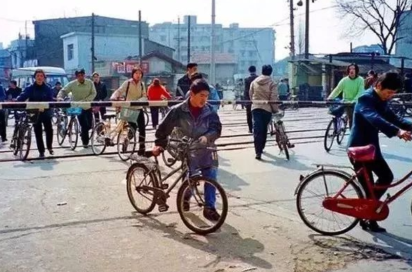 杭州老照片,回忆90年代的大街小巷,如今皆成景点,你还