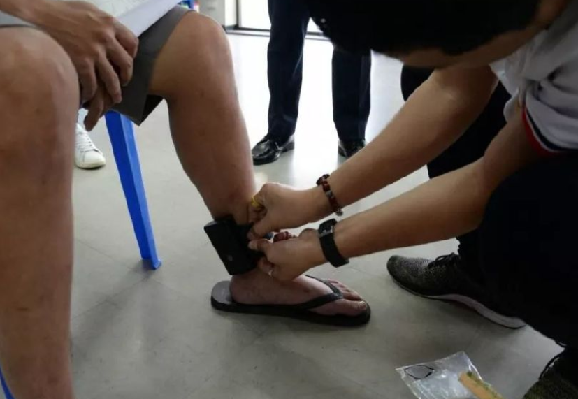 凶残!韩国男子戴电子脚镣期间逃脱,连杀两人后向警察冷静自首