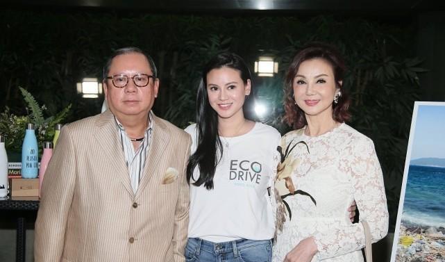 谢玲玲这女人真挺成功的,带着女儿林恬儿,母女俩颜值让人着迷