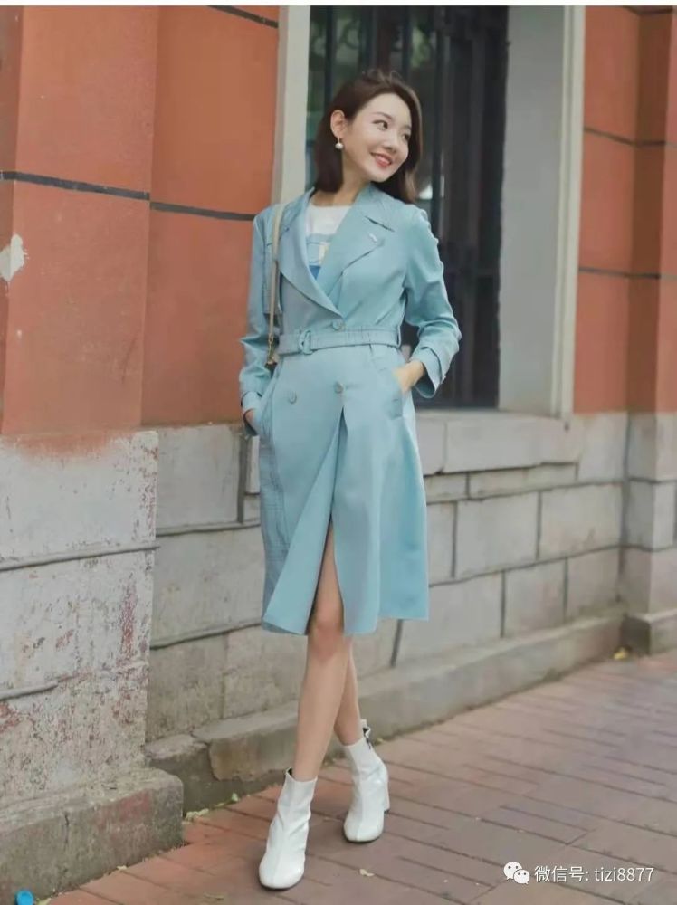 白色风衣里面穿什么女_圆领风衣里面穿什么(2)