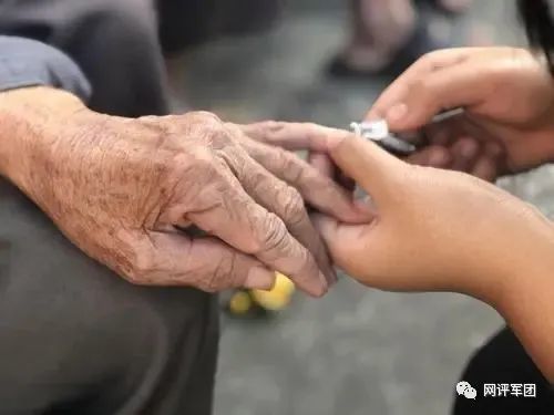 多把老人的需要和感受放在心上,转化成实实在在的照顾,用亲情温暖老人