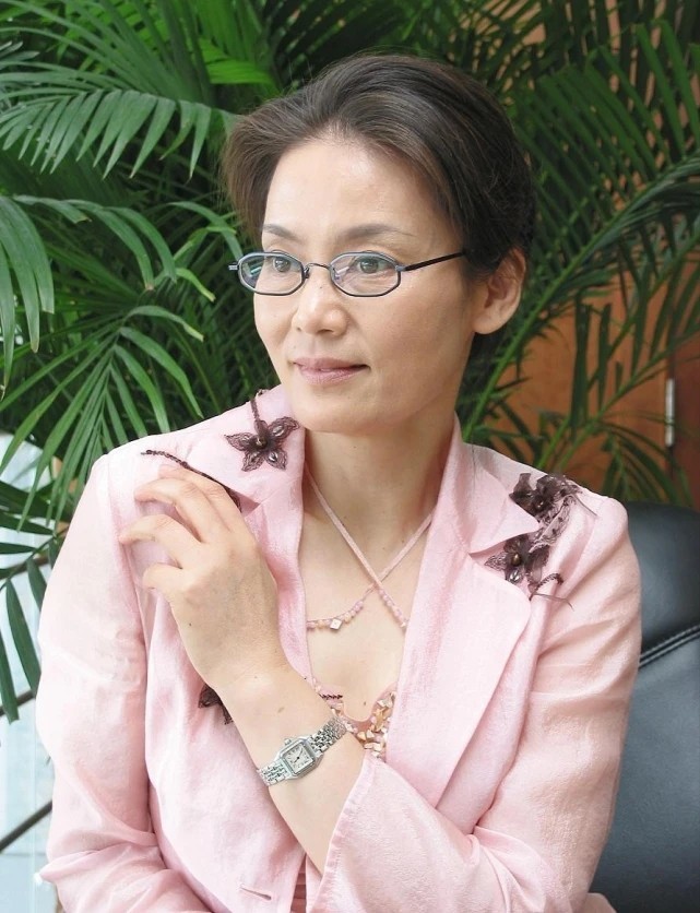 潘虹才是真正的骨相美,穿粉西装配粉吊带,自然老去的样子真优雅