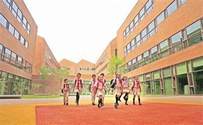 在天津外国语大学附属北辰光华外国语学校,新入学的小学生参观校园.