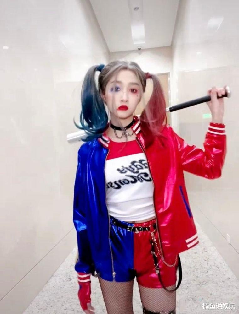 关晓彤cos小丑女有多绝?双马尾搭配烟熏妆,机车造型真