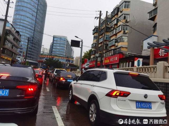 济南早高峰遭遇大范围降雨市区多个路口出现拥堵