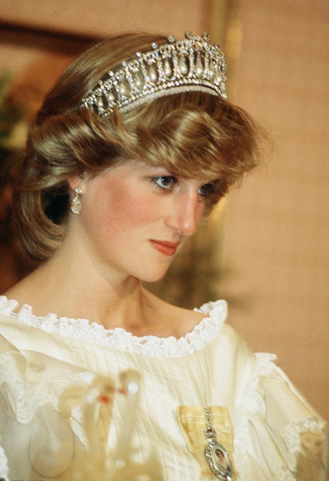戴安娜大婚时的花卉王冠搭配过多次礼服优雅唯美闪耀至极