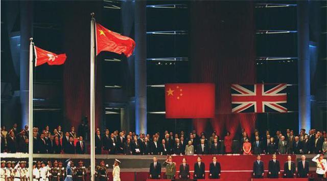 香港回归当晚英国2次出现意外状况最后12秒旗手将血往嘴里吸