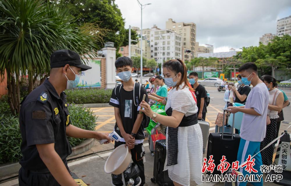 开学啦!海口高一新生雨中报到