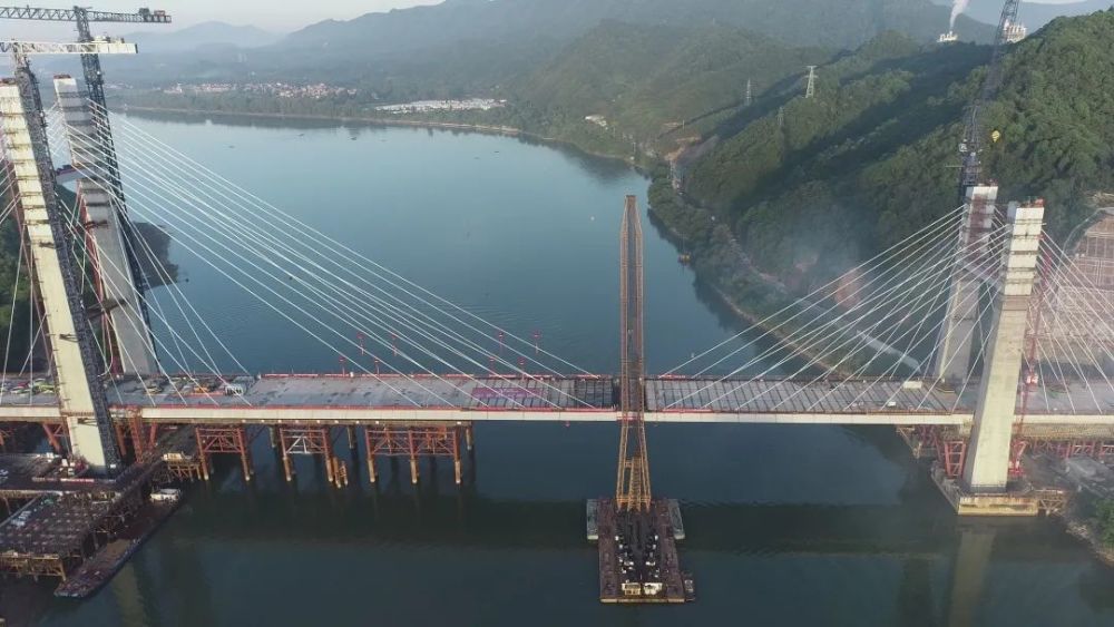 今天凌晨,湖杭铁路富春江特大桥主桥合龙!全线有望年底铺轨!