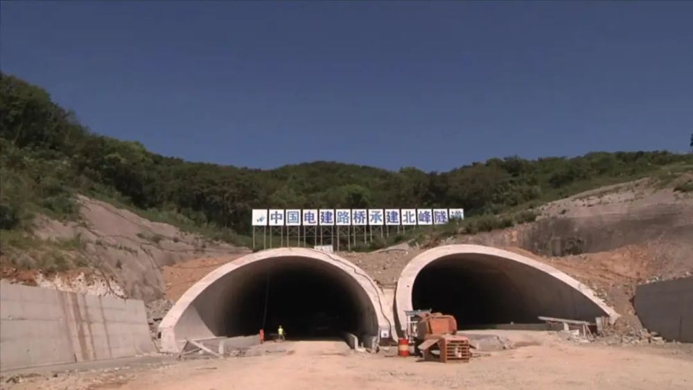 北峰隧道已完成暗洞与明洞建设 整体形象工程已基本完成 隧道内部施工