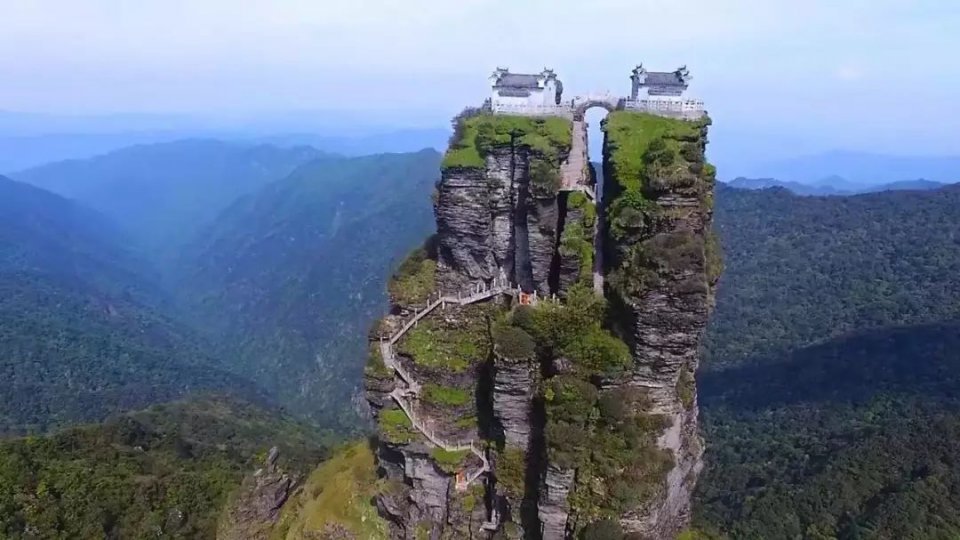 外地游客来贵州游玩,看到"梵净山"美景,感叹道:不虚此