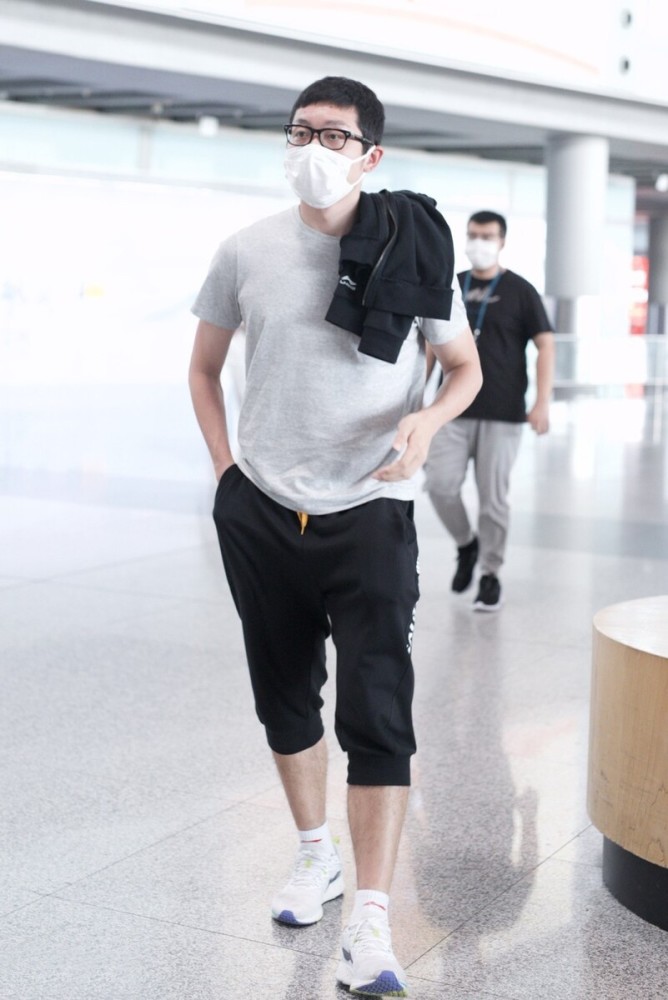 许昕"机场秀"变身潮男,运动短裤 白t简洁大气,造型真显气质
