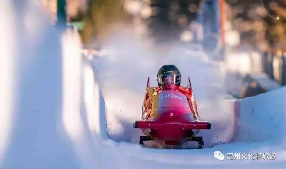 雪车运动(bobsleigh)是一种乘坐可操纵方向的雪车在冰道上滑行的运动