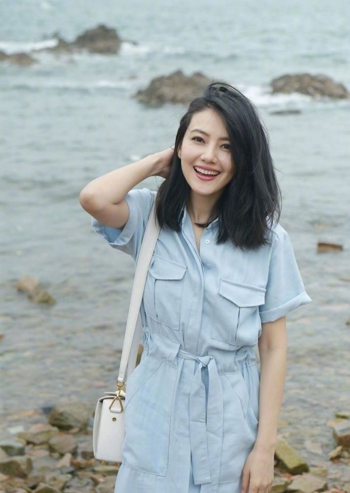 高圆圆现身活动,笑容甜美人气火爆,男领导恭敬站在两侧与她合影