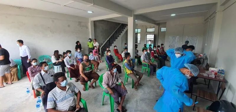 缅甸妙瓦底区疫情防控委员会,免费为民众进行核酸检测