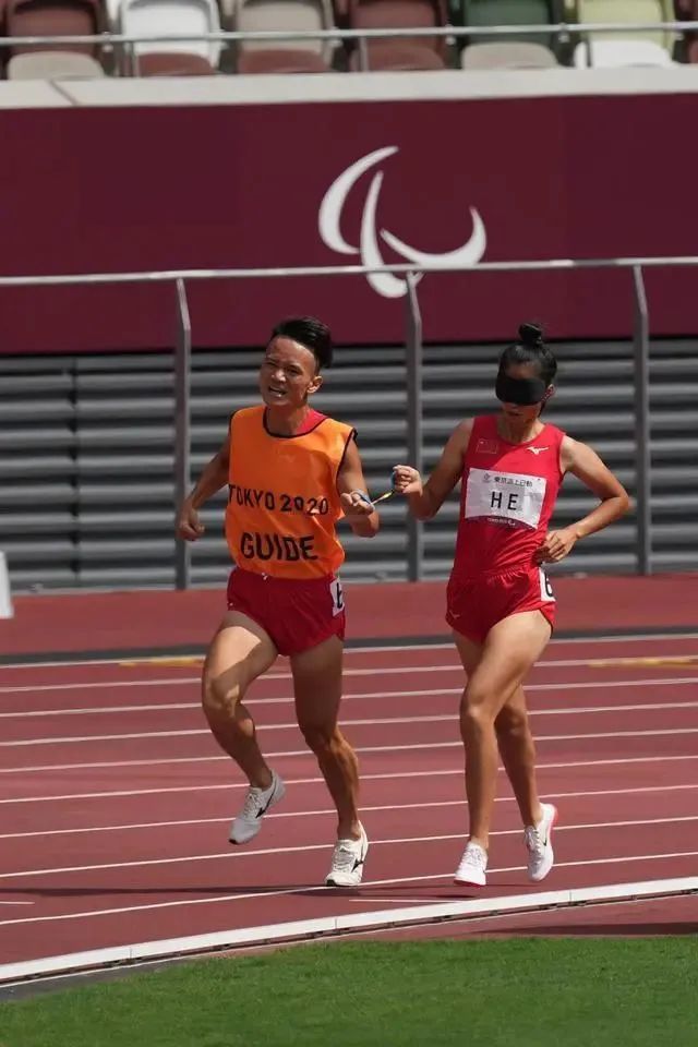 在女子1500米t11级决赛中 中国选手何珊珊和领跑员黄子勤获得第六名