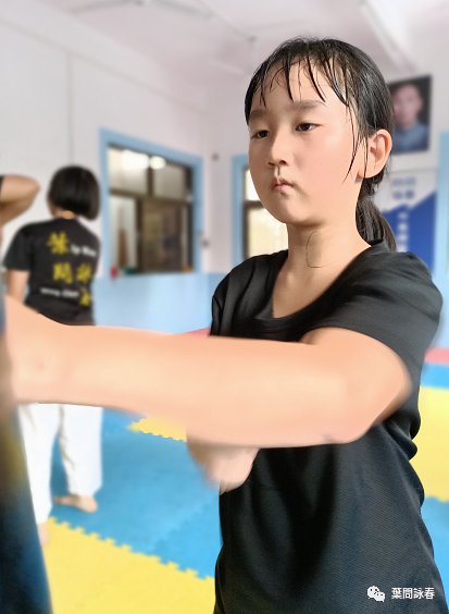 漂亮的女生,如果不练咏春拳,妈妈怎么放心呢?