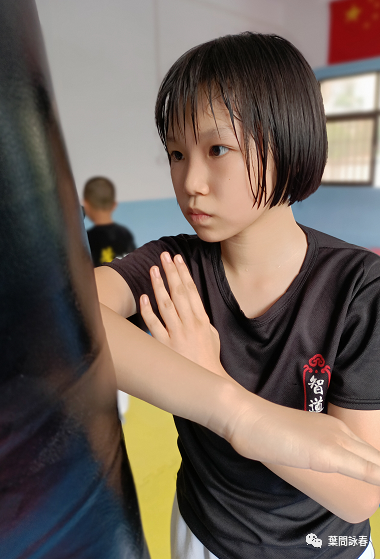 漂亮的女生,如果不练咏春拳,妈妈怎么放心呢?