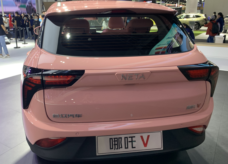 一款少女感十足的车型,粉嫩哪吒v在2021成都车展亮相