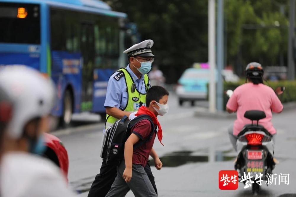 连云港市公安交警部门提前开启"护学模式"